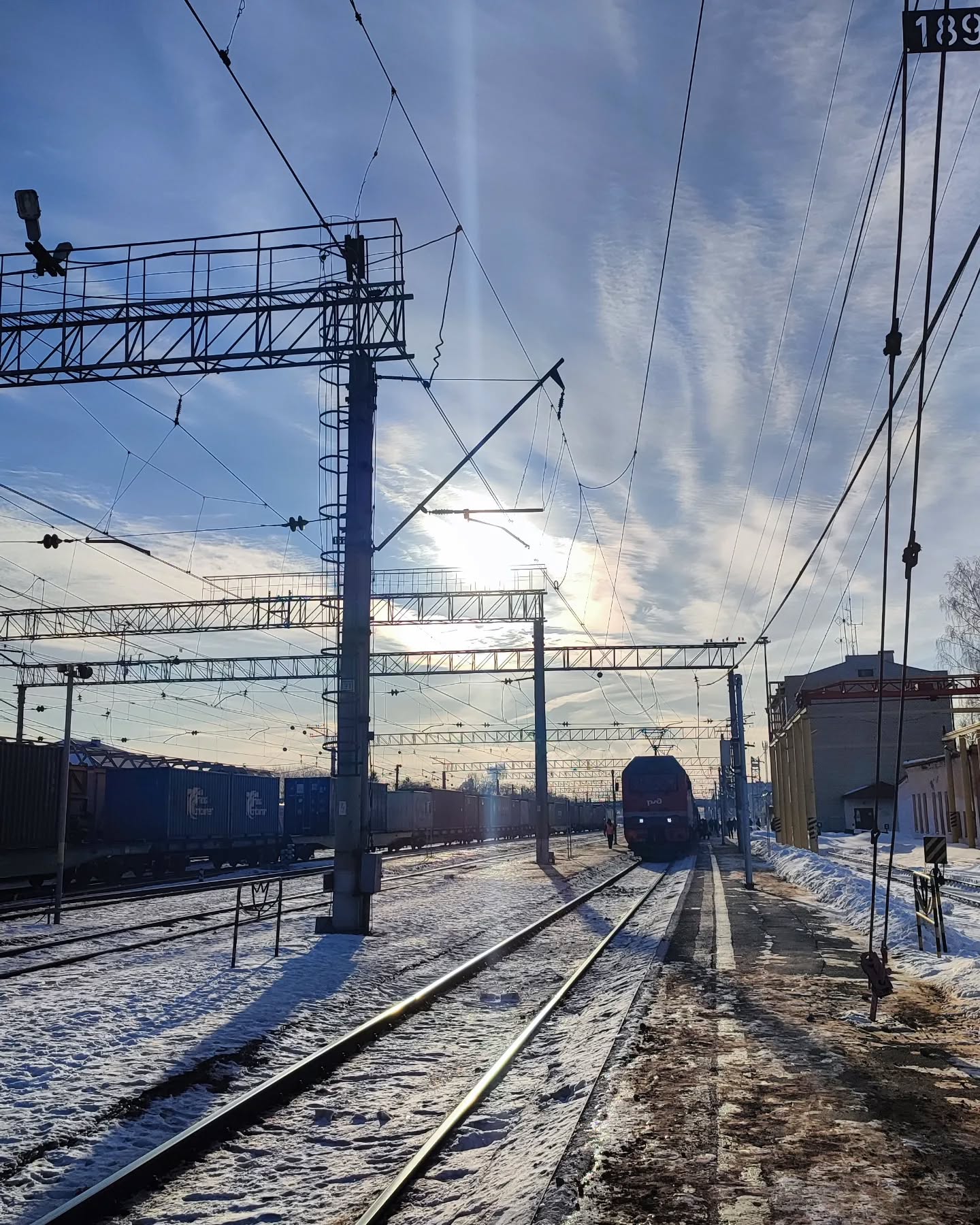 я заметил, и она заметила, что я заметил. у термоса открывается крышка