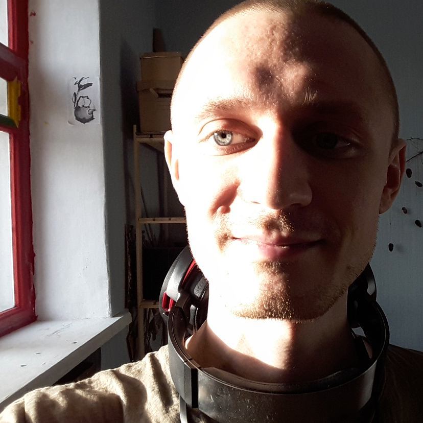 Чай тех же дней. Я проверяю, не вскипела ли вода. С крышки на коленку падает