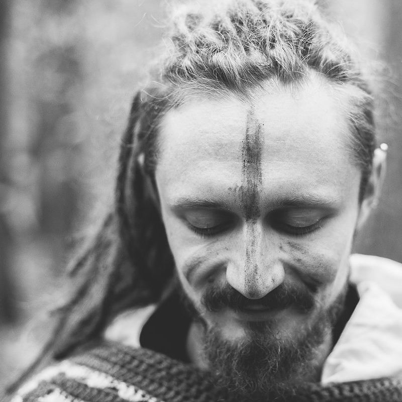 Чай тех же дней. Я проверяю, не вскипела ли вода. С крышки на коленку падает