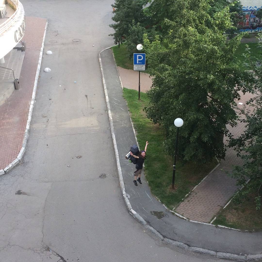 Чай тех же дней. Я проверяю, не вскипела ли вода. С крышки на коленку падает