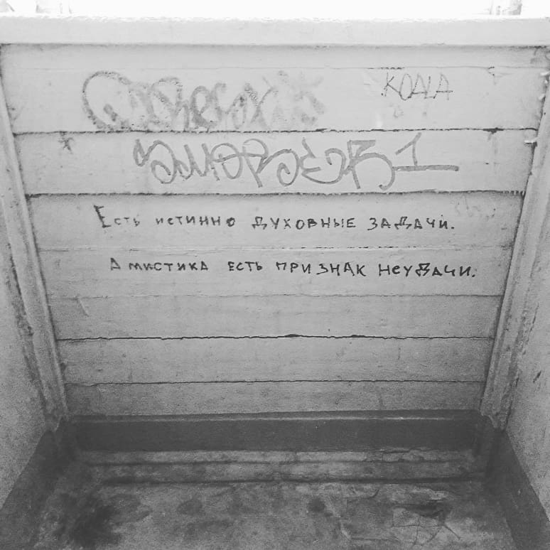 Лёд идёт по Неве и Петербург месяц назад