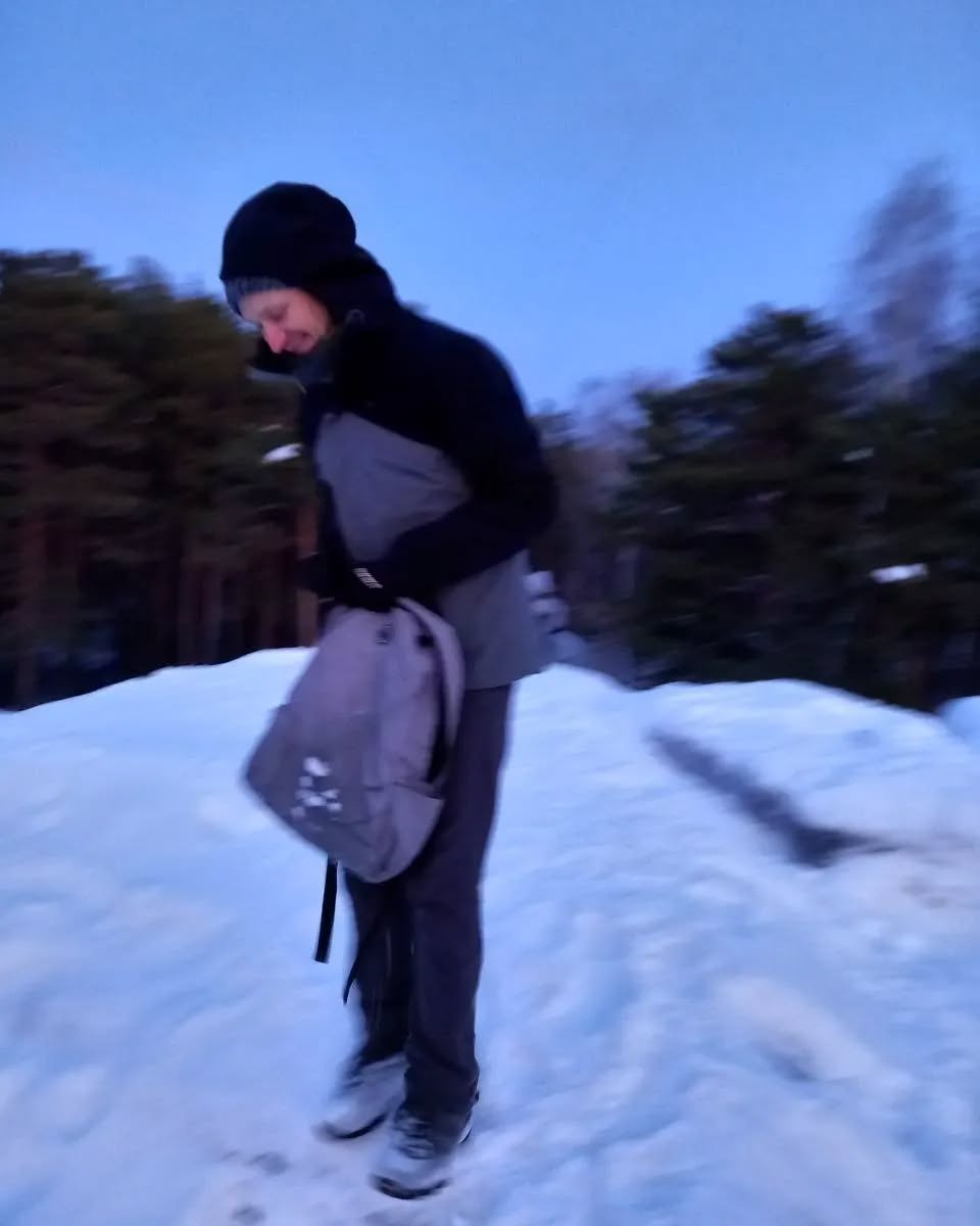 между строк
